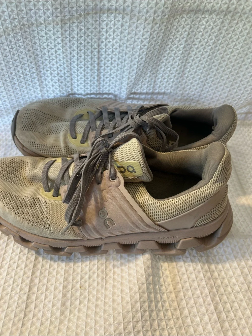 OnCloud Swift Women’s 10 Mesh Upper Running Athletic Shoe-Cream
